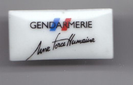 Pin's En Porcelaine Thoscas Limoges  Gendarmerie Une Force Humaine Réf 3259 - Militari