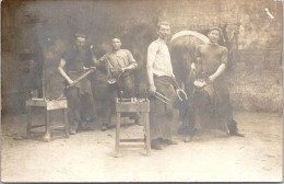 CARTE PHOTO - ATELIER DE FERONNERIE. MARECHAL FERRANT. PHOTO DE GROUPE DES OUVRIERS - - Altri & Non Classificati