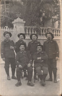 Groupe De Militaires Du 64 ème Régiment (chasseurs Alpins) Devant La Villa Des Fleurs (Villefranche Sur Mer) - Regimente