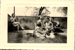 Photographie Photo Vintage Snapshot Amateur Automobile Poupée Jardin Baigneur - Other & Unclassified