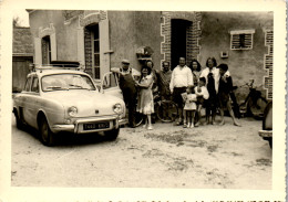 Photographie Photo Vintage Snapshot Amateur Automobile Voiture Renault Dauphine  - Automobile
