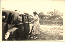 Photographie Photo Vintage Snapshot Amateur Automobile Voiture Auto Femme - Cars