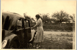 Photographie Photo Vintage Snapshot Amateur Automobile Voiture Auto Femme - Automobiles