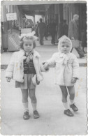 CP PHOTO  - Deux Jeunes Enfants Dans La Rue (Néofilm Casablanca) - Ft 14 X 9 Cm - Anonyme Personen