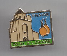 Pin's Foire à L' Oignon Thairé  En Charente Maritime Dpt 17  Eglise Réf 5929 - Städte