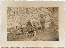 PHOTO  - Militaires Au Pied D'un Château (non Situé)  - Ft 10 X 7,5 Cm - Oorlog, Militair