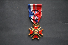 Médaille Croix Franco British 1940 1944 Officier Avec Rosette - Francia