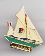 Pin's Bateau Voilier Brest 92 Magasin Leclerc Réf 3083 - Boats