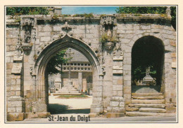 1 AK Frankreich * Kirche In Saint-Jean-du-Doigt - Und Porte Triomphale 16. Jahrhundert - Département Finistère * - Saint-Jean-du-Doigt