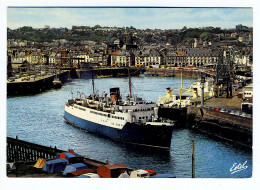 DIEPPE - Le Port De Voyageurs Et La Ville - A Quai, Le Paquebot "Capitaine Le Goff" - Dieppe