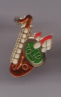 Pin's  Saxophone Note De Musique Carburant Shell Réf 1499 - Musik