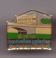 Pin's Nouvelles Galeries à Saintes En Charente Maritime Dpt 17 Pont  Réf 1705b - Städte