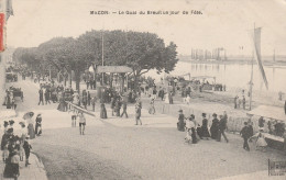 REF.AC . CPA . 71 . MACON . LE QUAI DU BREUIL UN JOUR DE FETE - Macon