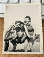 Real Photo Deux Femmes Et Un Homme Sur La Plage HOMME TORSE NU - Bateaux