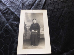 C-75, Carte-photo D'une Femme En Tenue Sombre, Circa 1910 - Autres & Non Classés