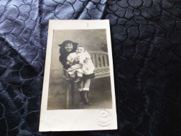 C-77, Carte-photo D'une Petite Fille Au Strabisme Et D'un Petit Bébé Assis Sur Un Banc - Grupo De Niños Y Familias