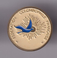 Pin's Fédération Colombophile Française  Colombe Réf 8479 - Dieren