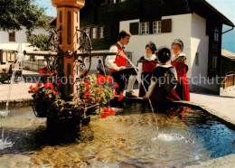 13867049 Brigels GR Trachtengruppe In Der Surselva Auf Dem Dorfplatz Brunnen  - Altri & Non Classificati