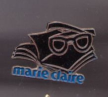 Pin's  Marie Claire Journal Paire De Lunettes  Réf 1789 - Medios De Comunicación