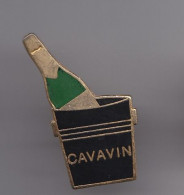 Pin's  Bouteille De Champagne Dans Un Seau Cavavin Réf 3957 - Beverages