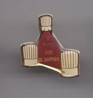 Pin's Bouteille De Champagne Le Triangle Sacré Du Champagne Réf 3968 - Dranken