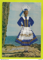 Carte Brodée Bretagne Folklore Costumes Bretons Carte Poupée Coiffe Tablier Robe Tissus Folkore VOIR DOS - Brodées