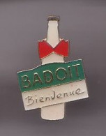 Pin's  Badoit Bienvenue Bouteille Avec Noeud Papillon . Réf 856 - Bebidas