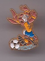 Pin's Euro 92 Mascotte Lapin Bernie Avec Ballon De Football Réf 913 - Football