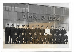 PHOTO - Militaires Devant Hangar AMR. 3. 654 - Ft 18 X 13 Cm - War, Military