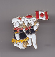 Pin's Couple D'ours Habillé En Costume De Coy Boy Drapeau Canadien Réf 6976 - Dieren