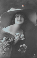 Jolie Jeune Femme Avec Un Grand Chapeau - Women