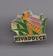 Pin's Produits De Beauté  Rivadouce Abeille Réf 5026 - Animali