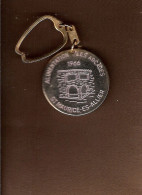 63 - SAINT MAURICE ES ALLIER - Porte Clés  Année1966 -  Alimentation  Les Arcades - Mme SAUVANT - Key-rings