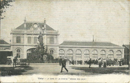 03  VICHY - LA GARE ET LA STATUE " DEESSE DES EAUX " (ref A452) - Vichy