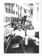 PHOTO - Jeunes Hommes En Gondole   - Ft 10,5 X 7,5 Cm - Anonymous Persons