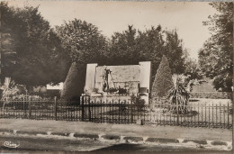 Commentry Monument Aux Morts - Commentry