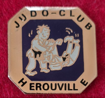 SUPER PIN'S "JUDO CLUB HEROUVILLE" En NORMANDIE, En émail Base Or Vernissé, Signé EPS, Format 2X2cm - Judo