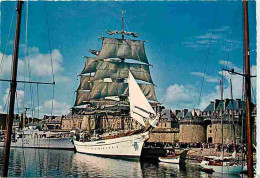 Bateaux - Voiliers - Saint Malo - Grand Voilier Dans Le Bassin Devant Les Remparts - CPM - Voir Scans Recto-Verso - Sailing Vessels