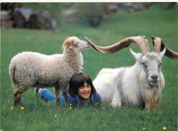 Animaux - Chèvres - Enfants - CPM - Voir Scans Recto-Verso - Autres & Non Classés