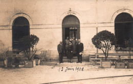 Tours - Carte Photo - Famille à L'intérieur De La Caserne Militaire Du 501ème Régiment D'infanterie - 1928 - Tours