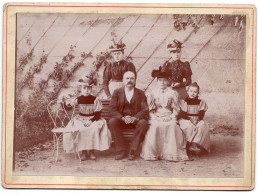 Snapshot Rare Superbe Fille Femme Homme Famille Mode Chaise XIX 1900 Sur Carton Beauté Regard Robe Chapeau - Anciennes (Av. 1900)