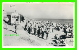 HIGHCLIFFE-ON-SEA, DORSET, UK - THE BEACH, WELL ANIMATED - TRAVEL IN 1957 - DEARDEN & WADE - - Dover