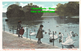 R344670 Feeding The Ducks In A London Park. G. D. And D. London Life Series - Sonstige & Ohne Zuordnung