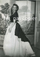 SIMONE VALERE Vers 1955 Mode Robe Par LUCILE MANGUIN Haute-couture - Beroemde Personen