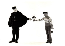 Photographe ROBERT DOISNEAU  Les Deux Timides   1963 édition Hazan  Paris 1989 (Policier  Bouquet Fleurs )    ( 21609  ) - Doisneau