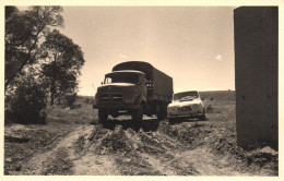 Camion MERCEDES - Photo Ancienne - Renault 4L - Automobile - à Madagascar - 8,5X13,5cm - Transporter & LKW