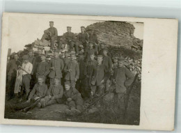 39870208 - Landser In Uniform Im Felde Vor Einer Ruine - Guerre 1914-18