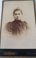 PHOTO CDV FEMME -  PHOTOGRAPHE  BOUILLIER ARCACHON   V° 10.5X6.5 CM BOIS GUILLOT SUCCESSEUR - Old (before 1900)