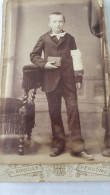 PHOTO CDV JEUNE HOMME COMMUNIANT -  PHOTOGRAPHE ROUILLER VENDOME   V° 10.5X6.5 CM - Ancianas (antes De 1900)
