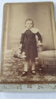 PHOTO CDV  ENFANT AVEC FLEURS  -  PHOTOGRAPHE ROUILLER VENDOME   V° 10.5X6.5 CM - Ancianas (antes De 1900)